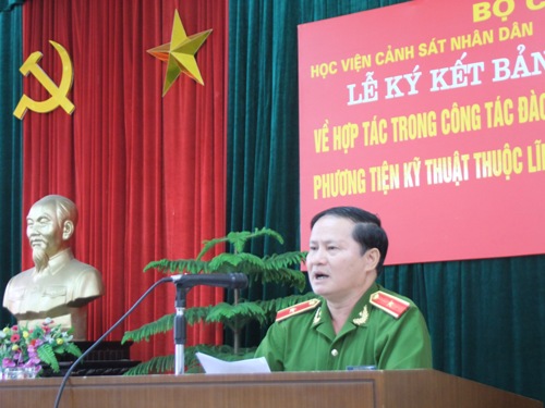 Đồng chí Thiếu tướng Trần Huy Hồng, Cục trưởng cục Ngoại tuyến và Kỹ thuật phát biểu tại Lễ ký kết